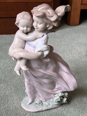 Lladró #6681 "Playing Mom" porcelain figurine